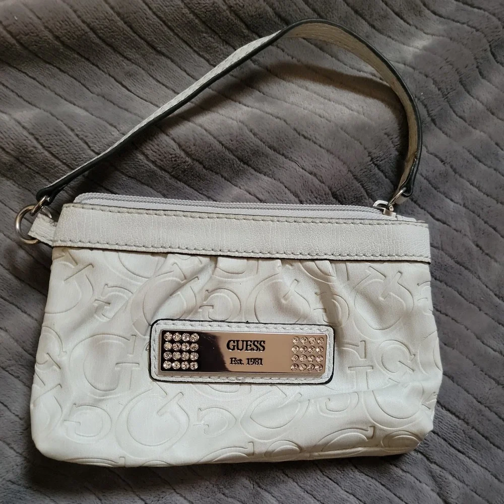 Guess White Wristlet Small Clutch Purse Faux‎ Leather Zip Bag 💼🤍